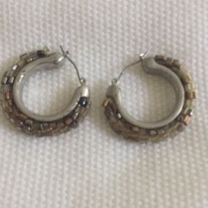 Argollas plateadas con mostasia